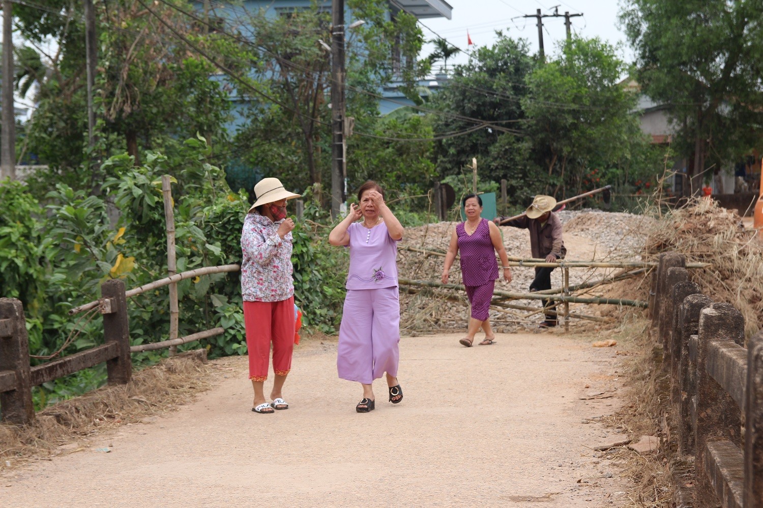 Quảng Trị: Dân liều mình đi cầu gỗ vì cầu bê tông...chờ sập (Hình 2).