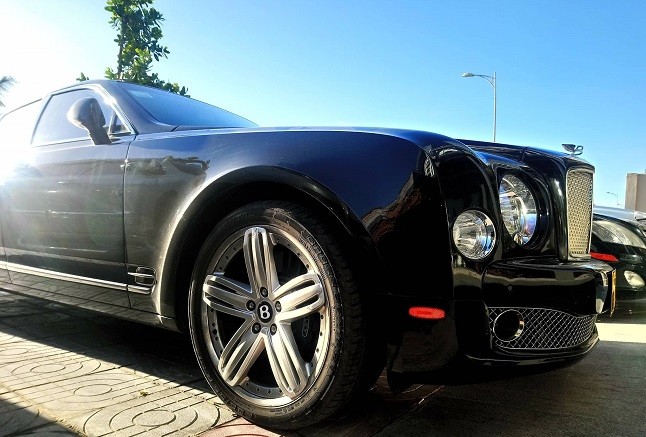 Bentley Mulsanne - siêu của siêu xe chễm chệ ngay trên đường phố Đà thành. Giá trị của siêu xe đến từ Anh quốc này có giá trên 20 tỷ đồng. 