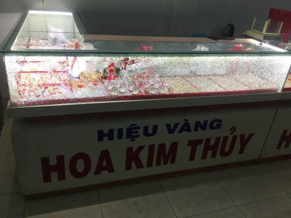 An ninh - Hình sự - Quảng Nam: Truy tìm nam thanh niên bịt mặt cướp tiệm vàng