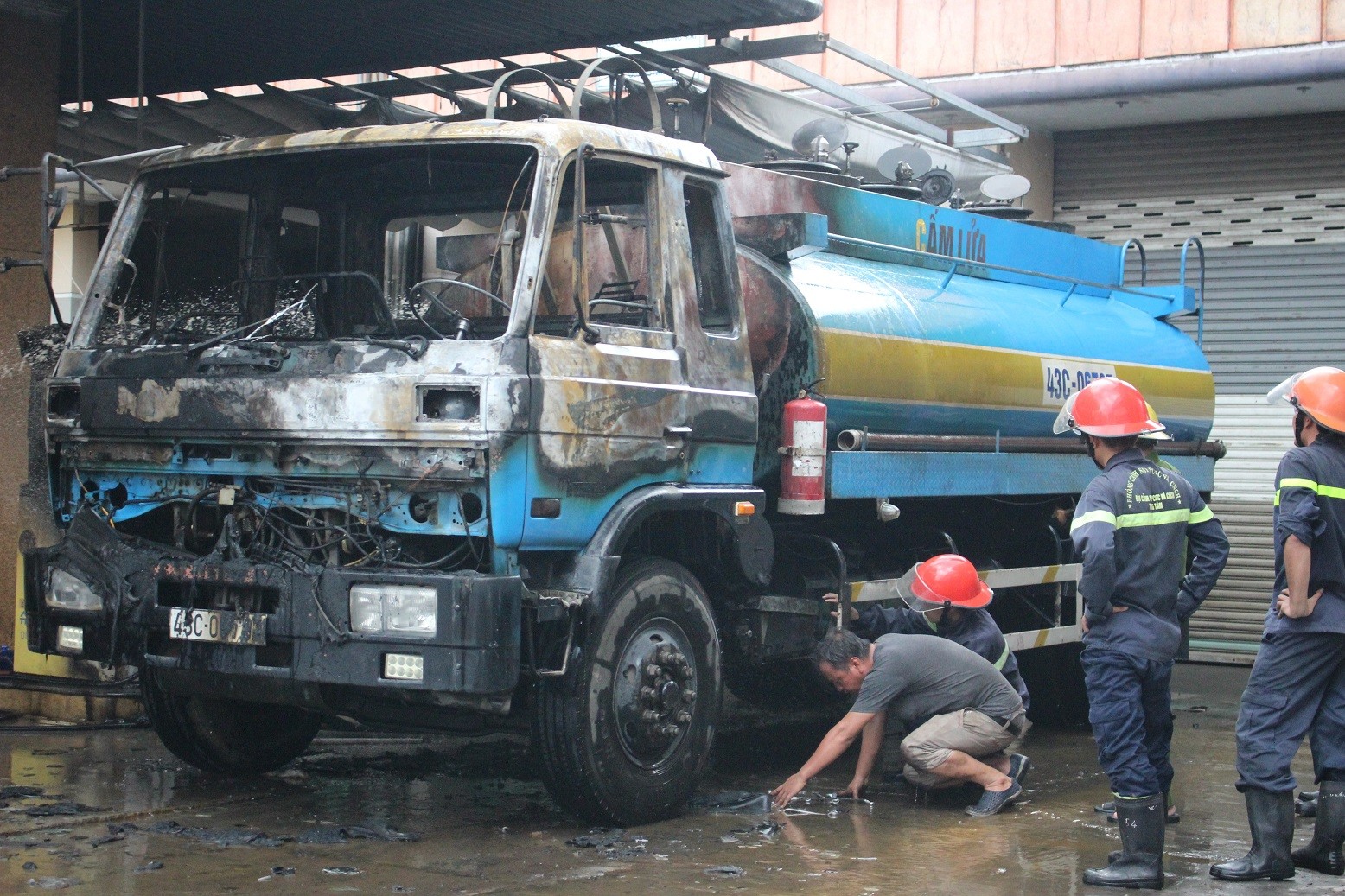 Tin nhanh - Cây xăng bốc cháy ngùn ngụt, cả khu phố náo loạn (Hình 3).