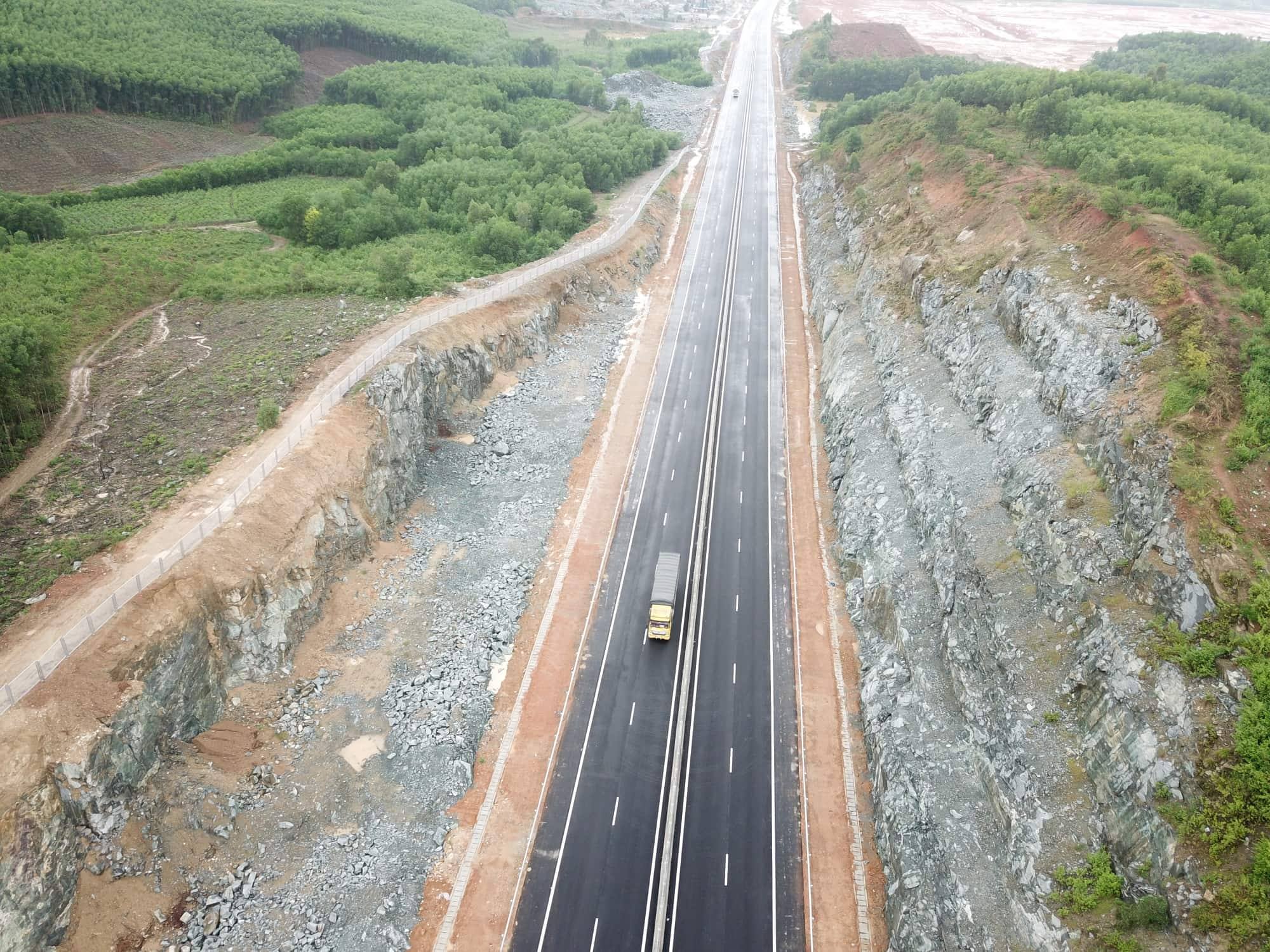 Tin nhanh - Ổ gà trên cao tốc ngàn tỷ: VEC lần đầu hé lộ danh tính 2 nhà thầu