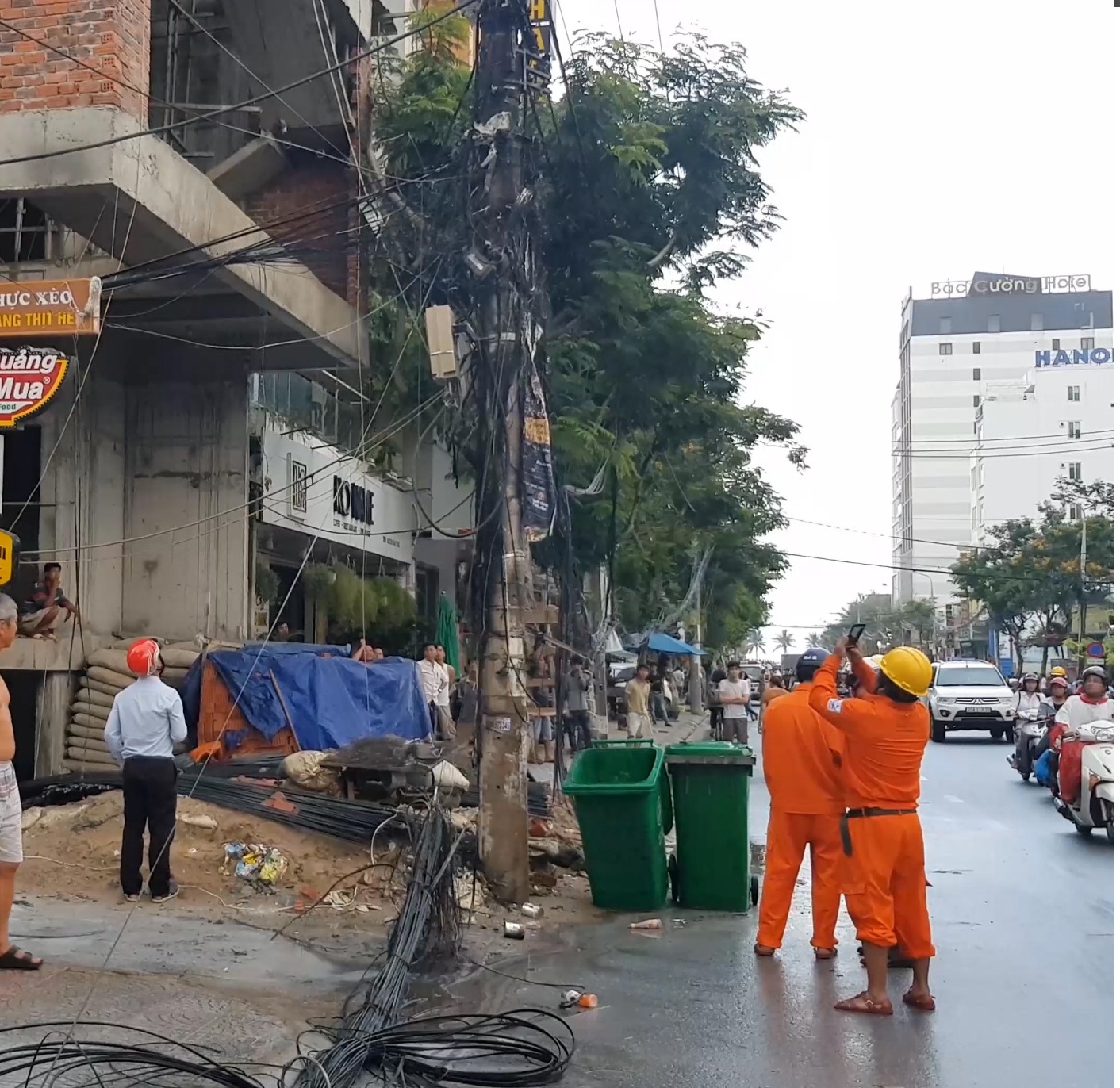 Tin nhanh - 2 phường mất điện, hàng chục người dân tá hỏa vì hệ thống điện cháy nổ