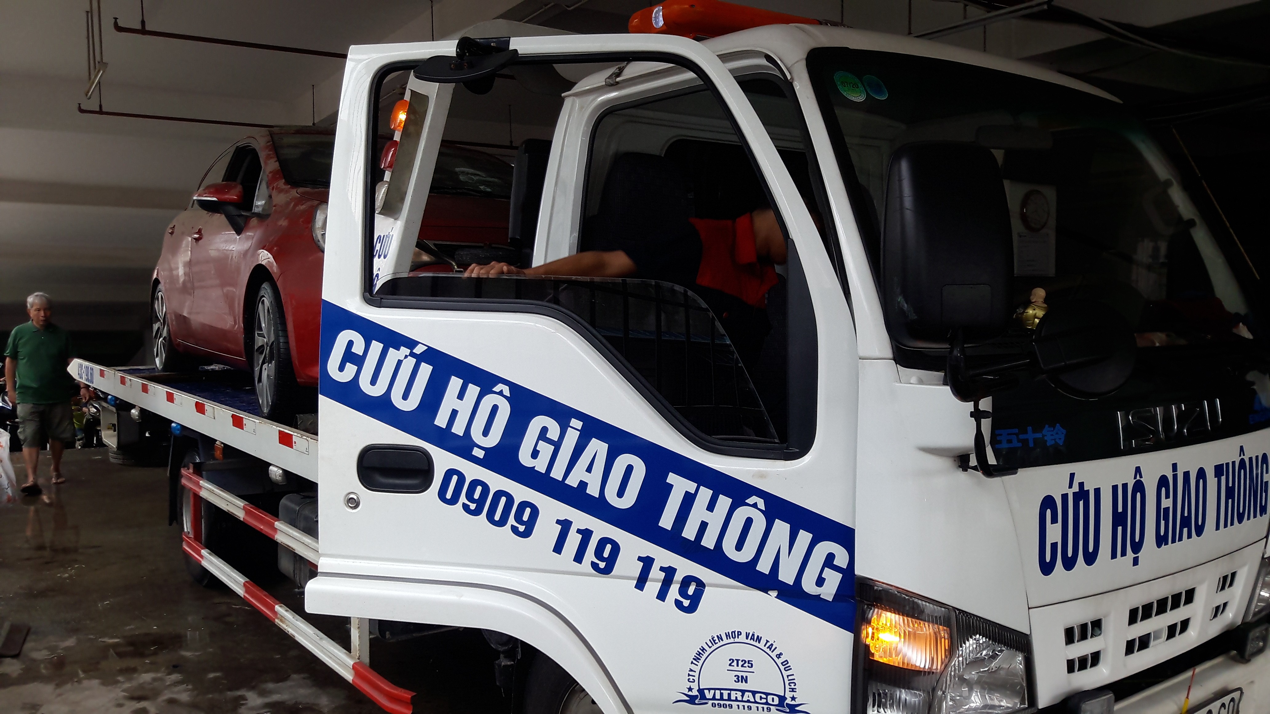 Tin nhanh - Hậu ngập lụt TP.  Đà Nẵng: 'Giải cứu' ô tô, dọn hơn 10 tấn rác (Hình 2).