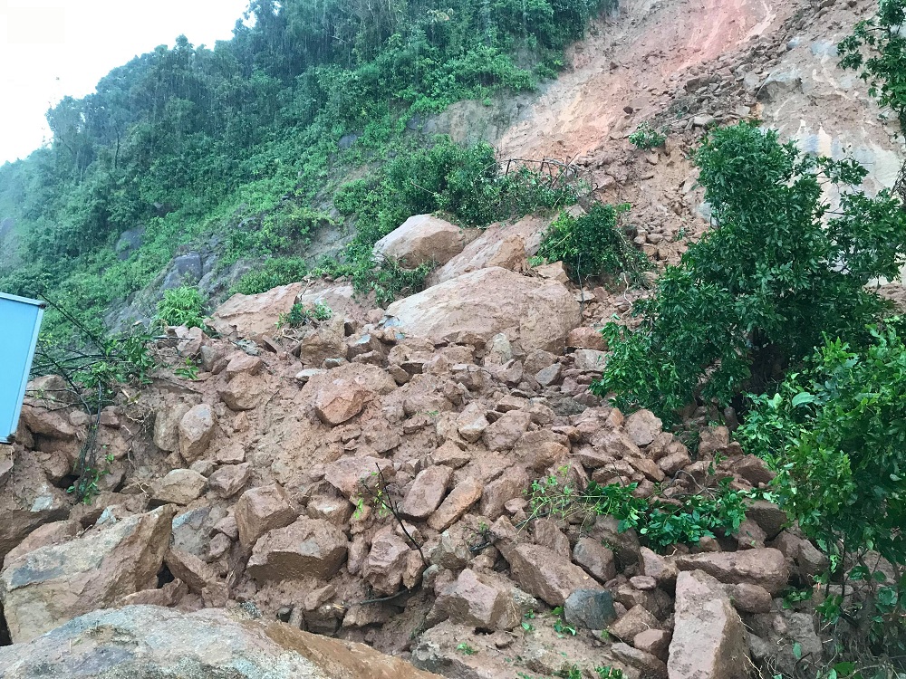 Hiện chưa có thống kê về thiệt hại do sạt lở. Tuy nhiên, ban Quản lý bán đảo Sơn Trà kiểm đếm có khoảng 10 điểm sạt lở. Ở một số khu vực như Cây đa ngàn năm... đã được căng dây cấm vào.