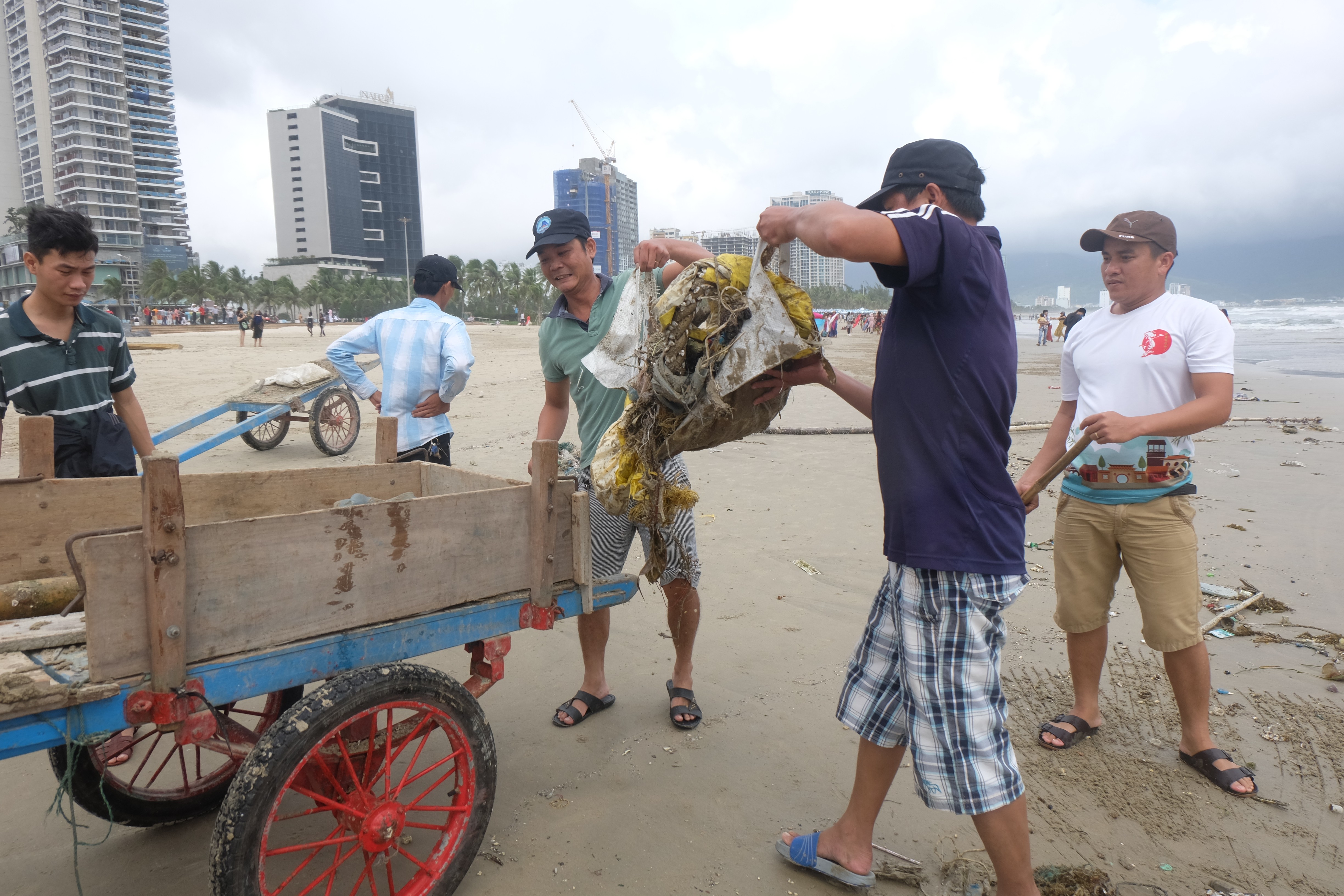 Tin nhanh - Hậu ngập lụt TP.  Đà Nẵng: 'Giải cứu' ô tô, dọn hơn 10 tấn rác (Hình 4).