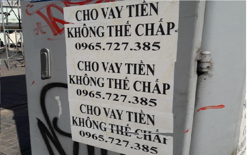 An ninh - Hình sự - Đà Nẵng: Công an đi gỡ tờ rơi cho vay nặng lãi của xã hội đen