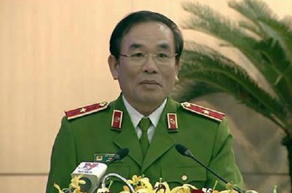 An ninh - Hình sự - Đà Nẵng: Công an đi gỡ tờ rơi cho vay nặng lãi của xã hội đen (Hình 2).