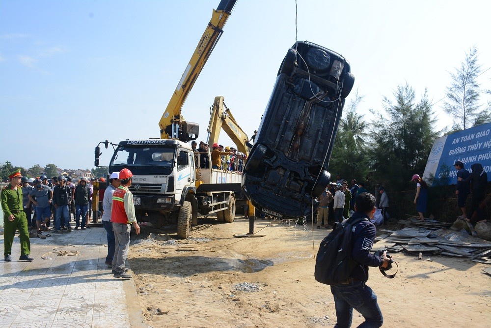 Nhân chứng duy nhất của vụ việc cũng chính là em L, cho cơ quan năng biết, trước thời điểm xảy ra chuyện đau lòng, cha mẹ em đã cãi nhau. Sau đó, cha em nhấn ga lao chiếc xe xuống sông. Nguyên nhân sự việc được cho là vì mâu thuẫn liên quan đến tiền bạc. Hiện, Công an TP Hội An đang điều tra làm rõ vụ việc.