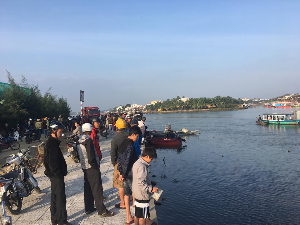 Tin nhanh - Vụ chồng lái ô tô chở vợ con lao thẳng xuống sông Hoài: Lạnh sống lưng nghe quá trình giải cứu