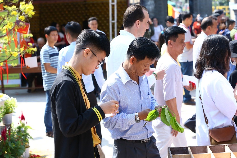 Một nét văn hóa đẹp mà người thăm vãn cảnh chùa đầu năm ở TP Đà Nẵng thường làm đó là mua lộc đầu năm. Thông thường cành lộc là những lá trầu không, xanh, tươi. Người dân tin rằng, mua lộc đầu năm mang về một năm nhiều may mắn cho người thân, gia đình.