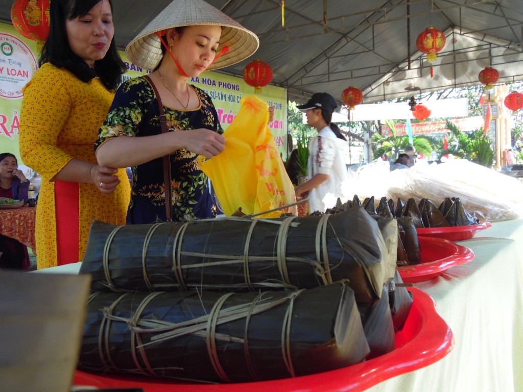 Cùng với đó, nhiều món ăn đặc trưng, truyền thống của người Việt cũng góp mặt.