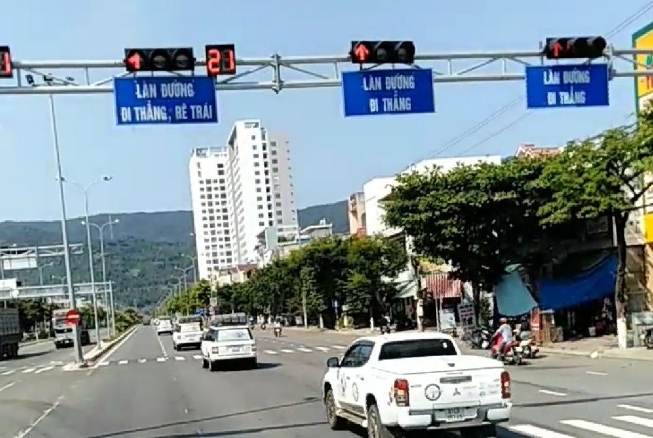 Tin nhanh - Đà Nẵng: Truy tìm đoàn ô tô ngang nhiên nối đuôi nhau vượt đèn đỏ