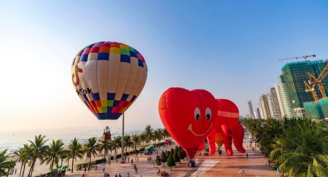Tin nhanh - Đà Nẵng: Khinh khí cầu bất ngờ bốc cháy giữa lễ hội (Hình 2).