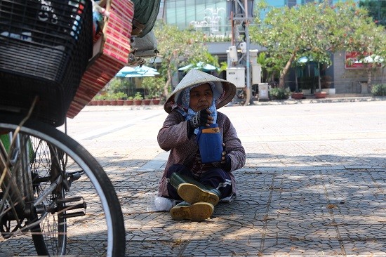 Một cô nhặt ve chai trầm tư, ngồi bệt trên vỉa hè uống từng ngụm nước được chuẩn bị ở nhà. Những tán cây lớn dọc đường Yên Bái, Trần Phú... là phương án hữu hiệu nhất cho ngày lao động nhọc nhằn.