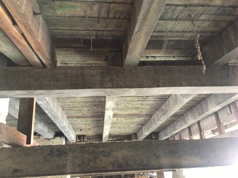 Ở một số vị trí, nước mưa thấm vào phần mối nối khiến gỗ bị ăn mòn, mục, loang rộng, nằm vênh ra. Trên tường vôi, không ít vị trí bị ố đen, vữa nứt loang lổ. Mặt cầu được làm bằng gỗ, do thường xuyên tiếp xúc giày dép của người qua lại nên bị mài mòn nghiêm trọng. Hệ thống chịu lực chính, quan trọng như móng, mố, trụ cũng đã bộc lộ sự xuống cấp thấy rõ.

