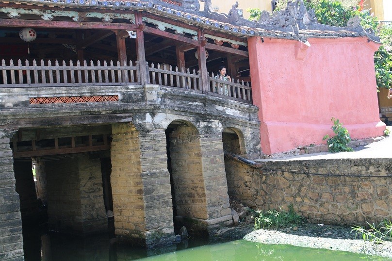 Đầu tiên, đó là vấn nạn ô nhiễm, mà đặc biệt là ô nhiễm nguồn nước dưới cầu.