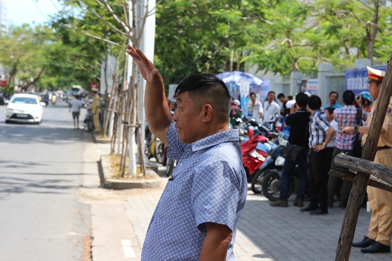 Vừa thấy con gái bước ở phía xa xa, phụ huynh này đã vội vàng vẫy tay. 