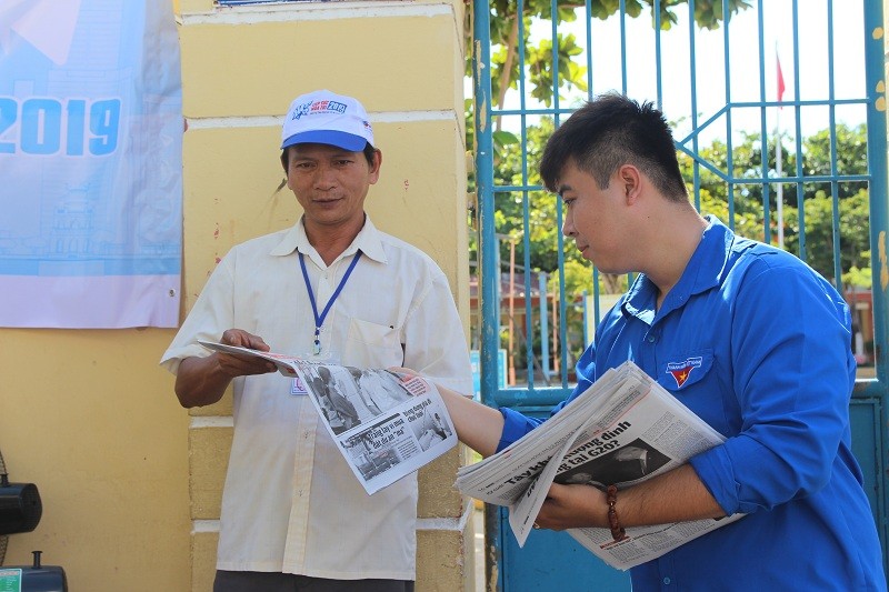 Tại hầu hết các điểm thi đều có đoàn viên, tình nguyện viên phát khăn lạnh, nước lọc, bút chì, bút bi... và sẵn sàng hỗ trợ phương tiện miễn phí nếu có trường hợp thí sinh gặp khó khăn trong vấn đề đi lại trong quá trình dự thi.