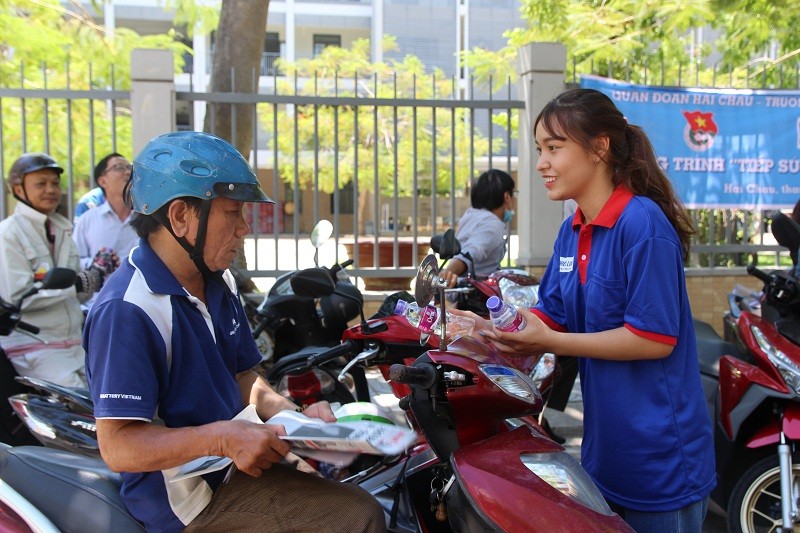 Nụ cười luôn nở trên môi. Không chỉ các thí sinh, các bậc phụ huynh cũng được các tình nguyện viên 