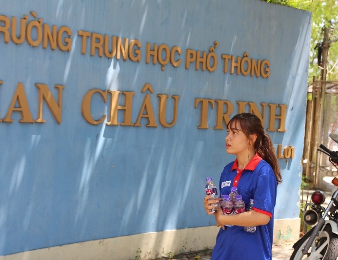 Hình ảnh quá đỗi ấn tượng và xúc động của nữ tình nguyện viên. Cô đã ôm các chai nước và đứng đợi rất lâu trước điểm thi để chờ đợi các sĩ tử bước ra.