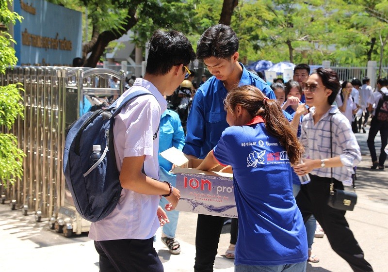 Năng động, tháo vát ... bất chấp nắng nóng. Họ xứng đáng nhận được những lời khen.