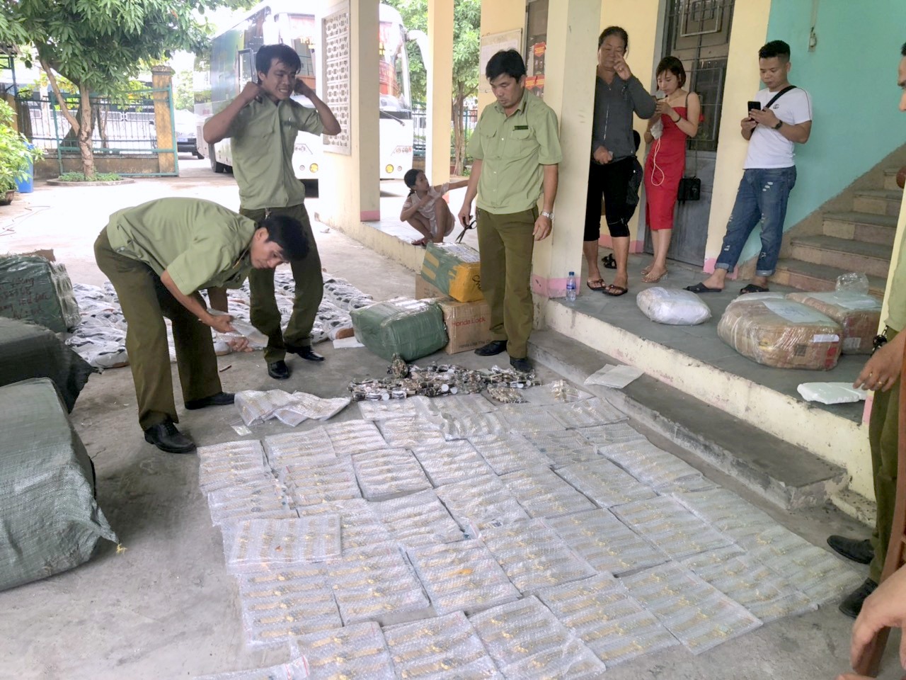 An ninh - Hình sự - Quảng Nam: Bắt giữ xe khách Hoàng Long nghi vận chuyển hàng lậu