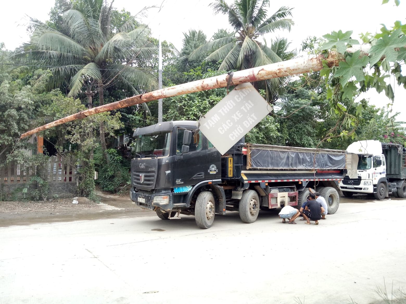 Tin nhanh - Đà Nẵng: Bức xúc vì ô nhiễm, người dân lập rào chắn chặn xe 