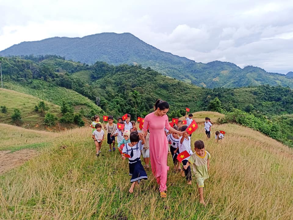 Từ mờ sớm, cô giáo Trà Thị Thu, phụ trách điểm trường Tắk Pó đã lặn lội đưa các em về trường khai giảng. Giữa núi đồi bao la, giữa rừng trời Trà My hình ảnh này quá đỗi xúc động.