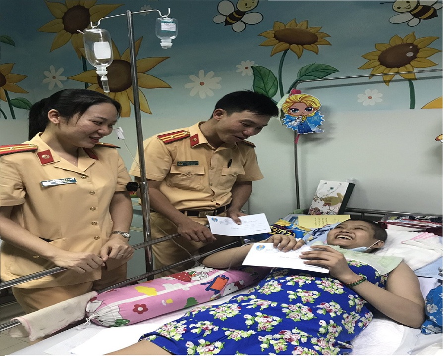 Có em khỏe thì ra tiền rảnh vui Trung thu, em yếu hơn phải nằm trên giường... Nhưng, nụ cười luôn hé trên môi.