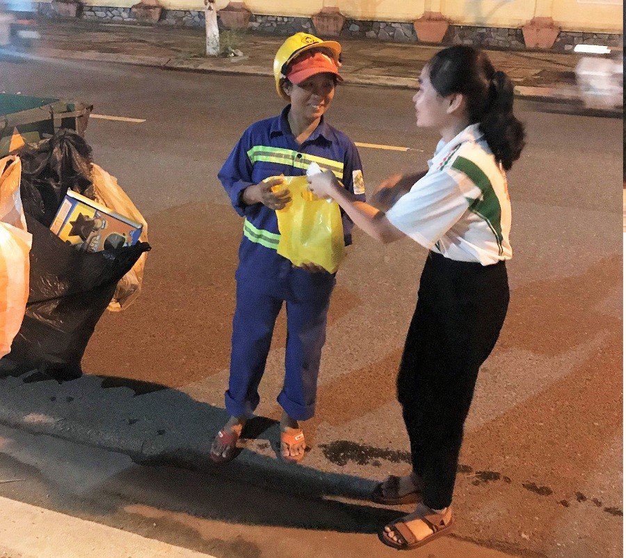 21h tối 14/9, nhóm sinh viên trường Đại học Đông Á Đà Nẵng cũng xuống đường trao gửi phần quà Trung thu đến cho các cô chú công nhân môi trường. Trân quý hơn, kinh phí của những món quà ý nghĩa này đến từ chính hoạt động bán nước mía của các sinh viên.