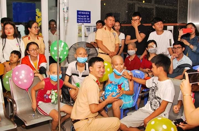 Những ống dây y tế chằng chịt mang theo các em khiến ai ai cũng xót xa. Mỗi ngày qua đi là mỗi ngày các em phải chống chọi với những đau đớn bệnh tật, với sự sống và cái chết cận kề... Trung thu năm nay, các em sẽ ước cho riêng mình những ước mơ. Ước được trở về nhà, ước được đến trường vui chơi như bè bạn, ước được khỏe mạnh, tung tăng rước đèn đi khắp phố phường như các bạn cùng lứa khác!...