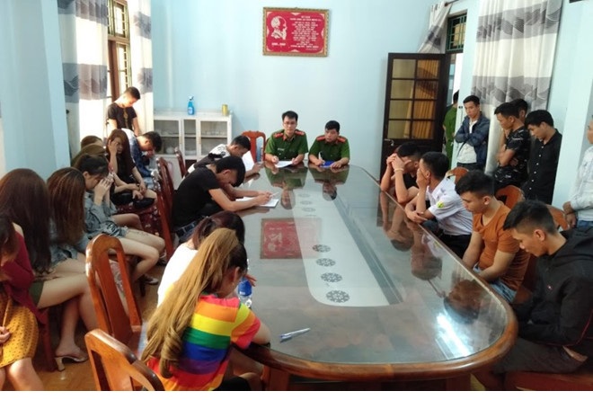 An ninh - Hình sự - Quảng Nam: Lại phát hiện hàng chục 'chân dài' kiệm vải phê ma túy trong quán karaoke