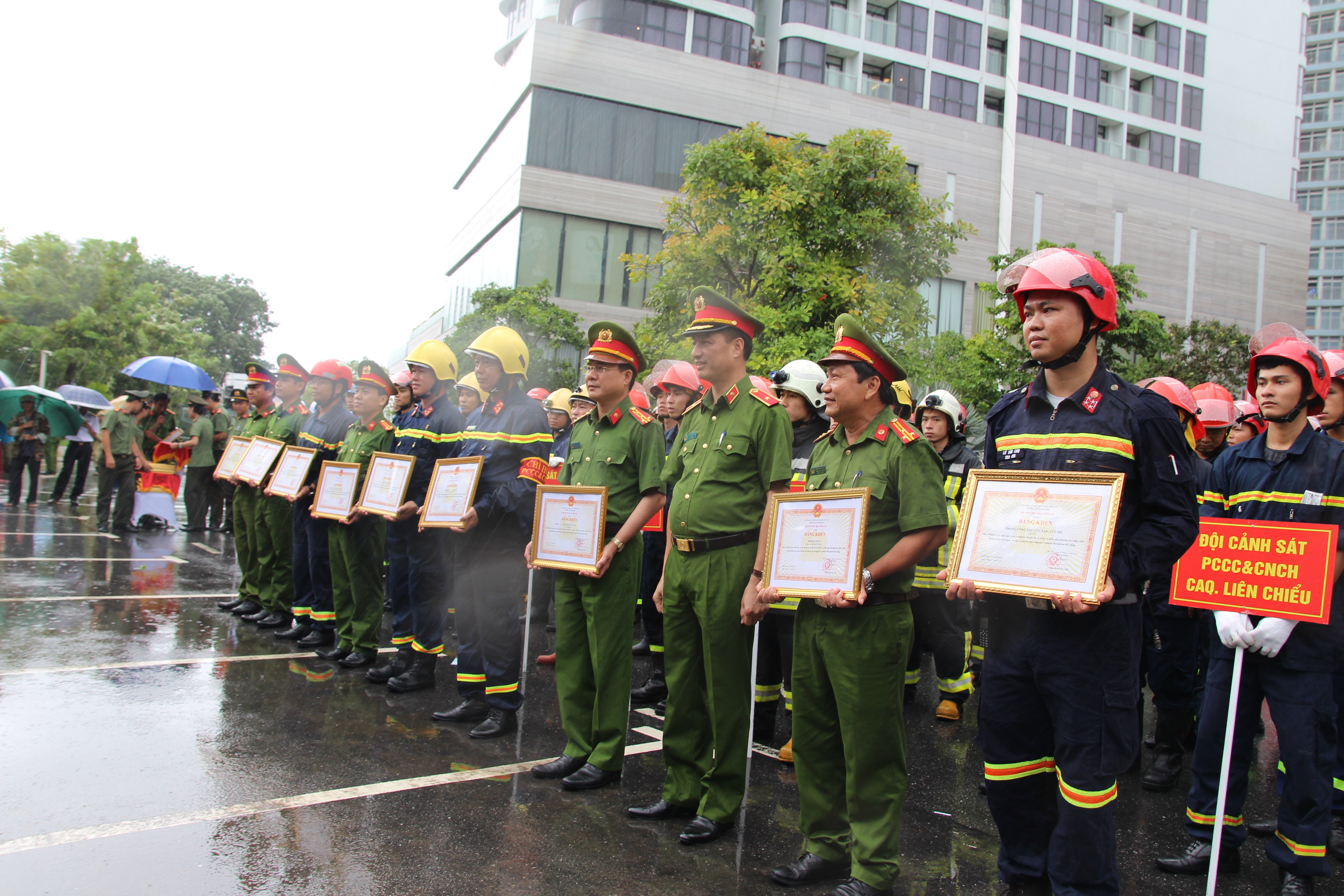 Buổi diễn tập diễn ra trong điều kiện thời tiết mưa lớn, khó khăn. Tuy nhiên, tất cả đã thành công ngoài mong đợi. Những hình ảnh diễn tập đẹp mắt, thuần thục khiến người xem mãn nhãn. Các đơn vị tham gia nhận bằng khen của cơ quan chức năng.