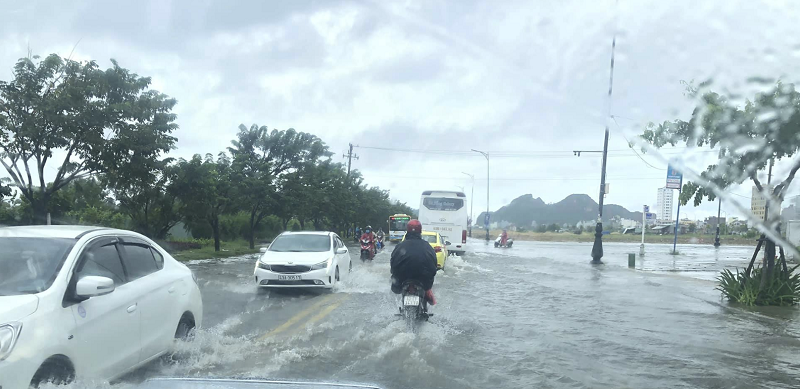 Tin nhanh - Đà Nẵng: Mưa lớn kéo dài, phố xá biến thành sông