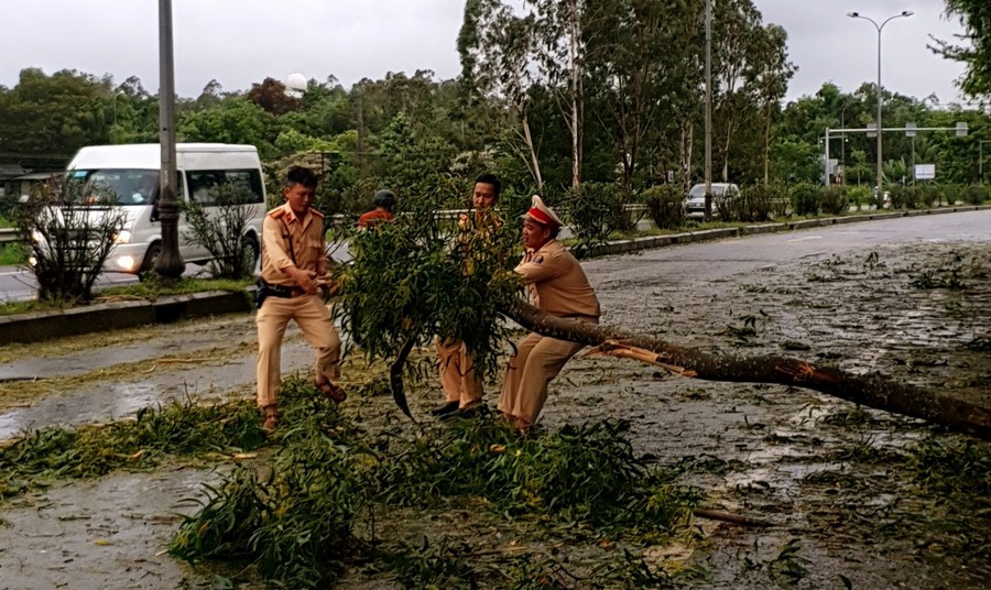 Tin nhanh - Hình ảnh đẹp miền Trung sau bão số 5: Công nhân dầm mình nối điện, cảnh sát ướt áo kéo cây