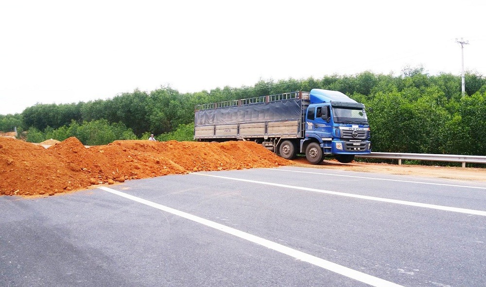 Tin nhanh - BOT Bắc Hải Vân tăng giá, tài xế mở 'đường máu' vào cao tốc nhằm né trạm (Hình 2).