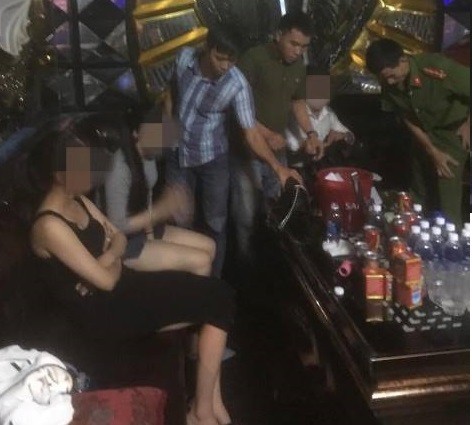 An ninh - H&igrave;nh sự - Quảng Nam: Ph&aacute;t hiện nhiều 'ch&acirc;n d&agrave;i' ph&ecirc; ma t&uacute;y trong qu&aacute;n karaoke (H&igrave;nh 2).