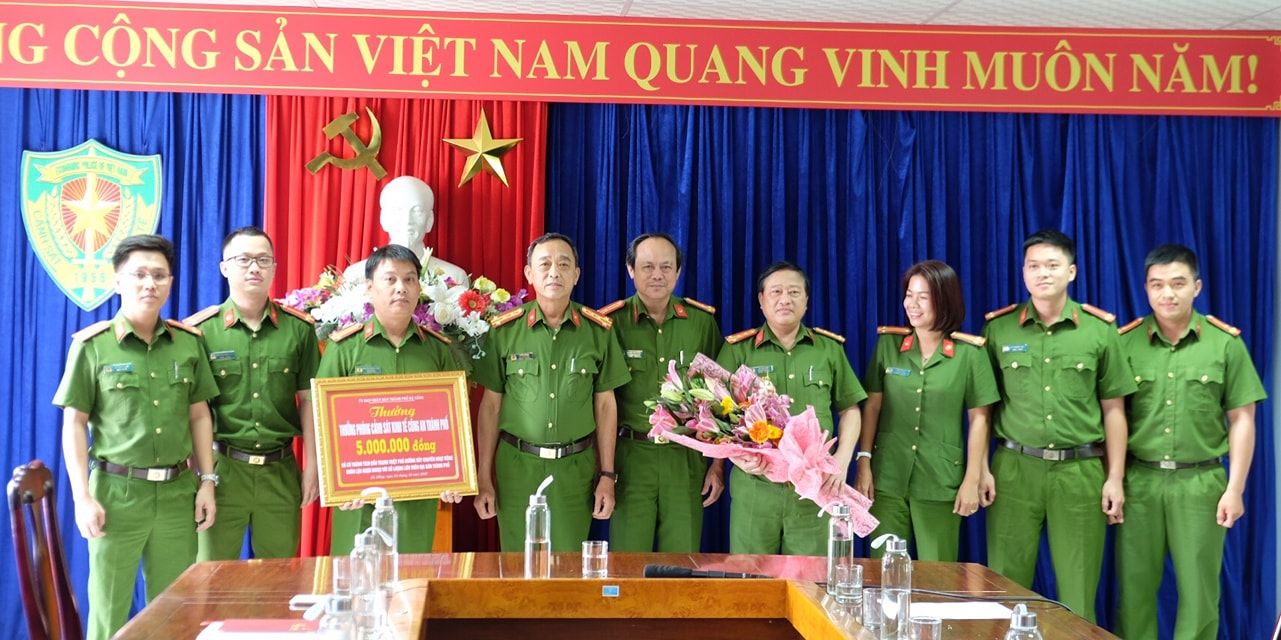 An ninh - Hình sự - Đà Nẵng: Khen thưởng chuyên án RL20 bắt hơn 4.500 chai rượu ngoại giá 7 tỷ đồng