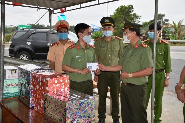 An ninh - Hình sự - Khởi tố, tạm giam đối tượng dùng cào lúa đánh công an tại chốt kiểm soát Covid-19 (Hình 2).