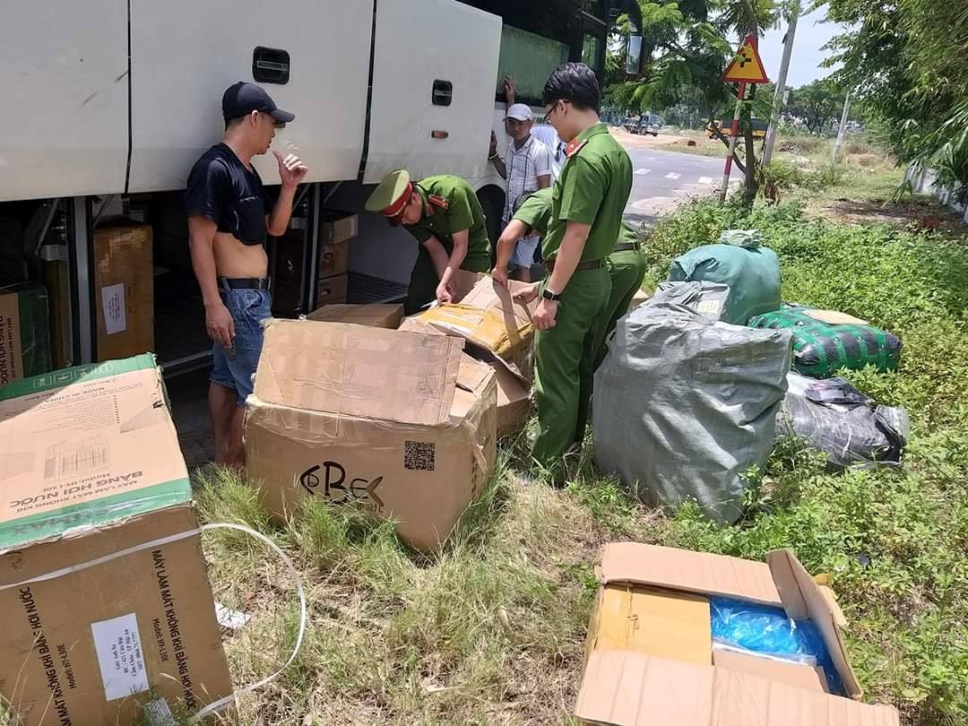 An ninh - Hình sự - TP.Đà Nẵng: Bắt giữ lô hàng lậu trên xe khách liên tỉnh