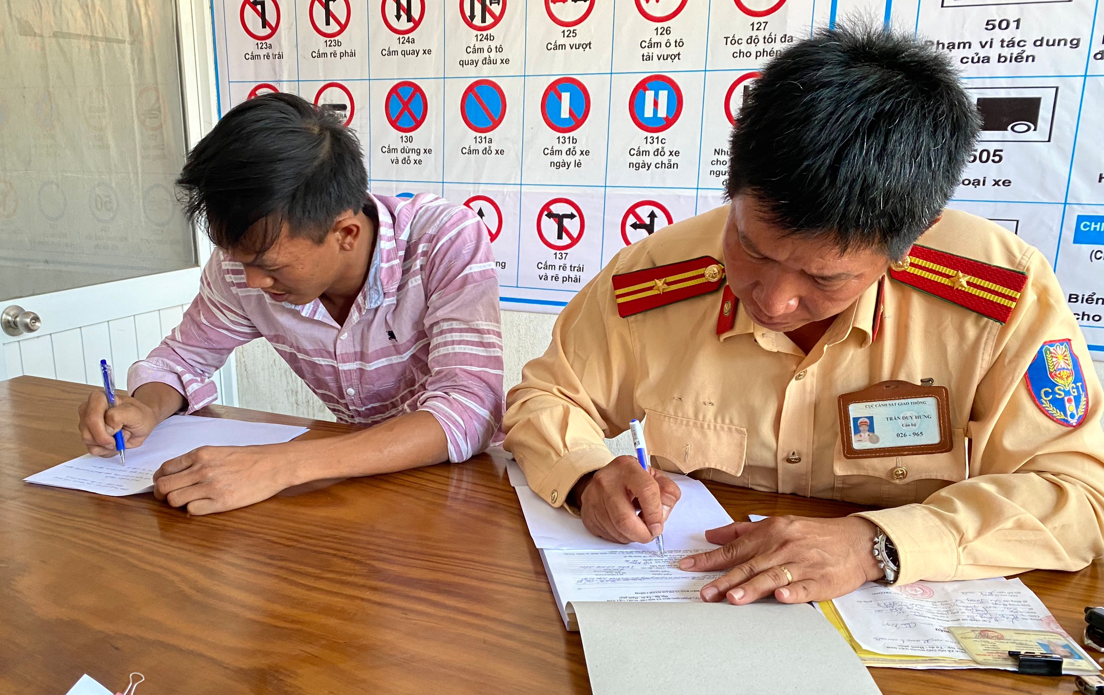 An ninh - Hình sự - Taxi chạy ngược chiều trên cao tốc Đà Nẵng - Quảng Ngãi: Phạt 17 triệu đồng, tước GPLX 6 tháng