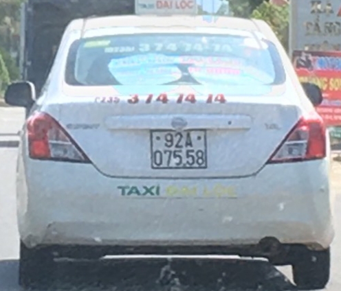 An ninh - Hình sự - Taxi chạy ngược chiều trên cao tốc Đà Nẵng - Quảng Ngãi: Phạt 17 triệu đồng, tước GPLX 6 tháng (Hình 3).