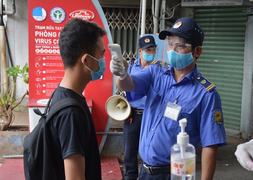 Tin nhanh - Ngày đầu người dân Đà Nẵng đi chợ bằng 'tem phiếu' mùa Covid-19 (Hình 2).