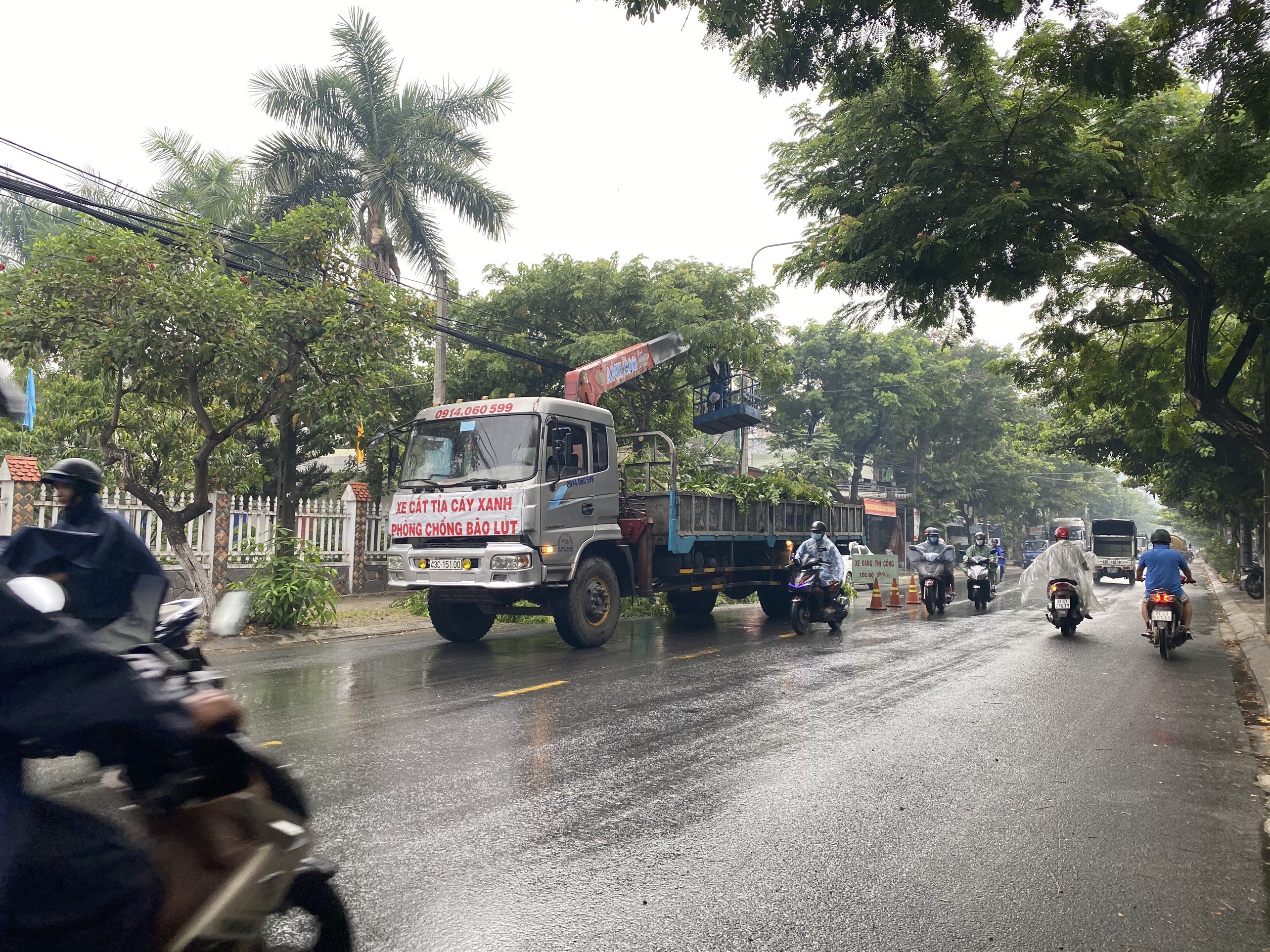 Tin nhanh - Chùm ảnh: Tàu thuyền Đà Nẵng ngược dòng tránh bão (Hình 10).