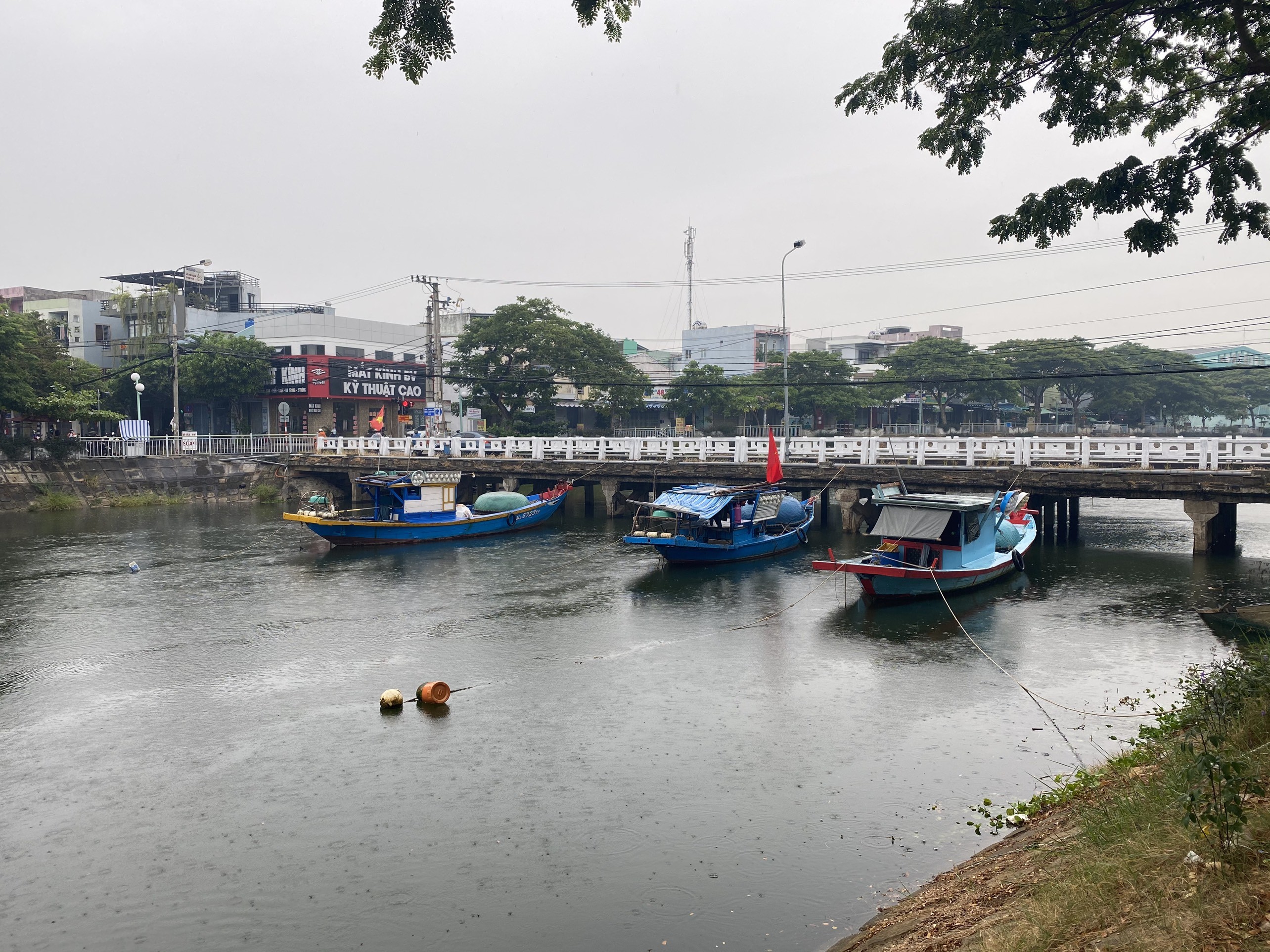 Tin nhanh - Chùm ảnh: Tàu thuyền Đà Nẵng ngược dòng tránh bão (Hình 8).