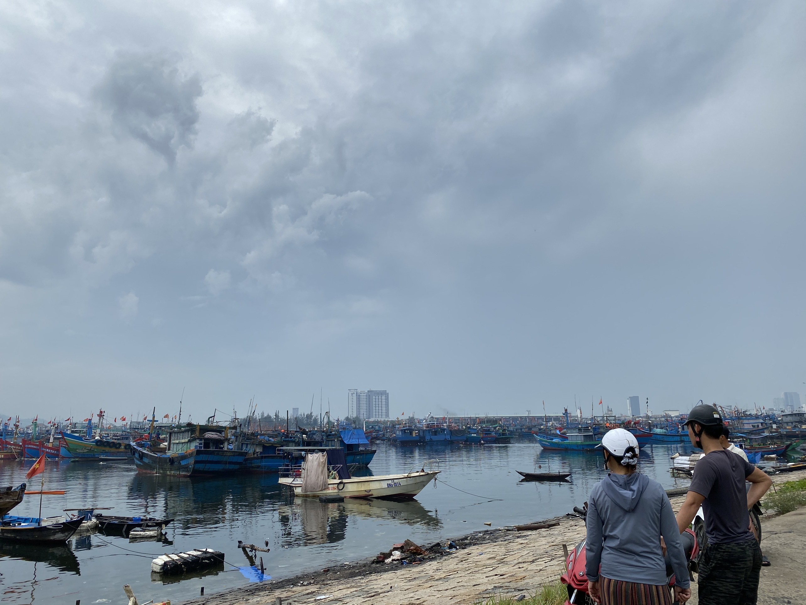 Tin nhanh - Chùm ảnh: Tàu thuyền Đà Nẵng ngược dòng tránh bão (Hình 4).