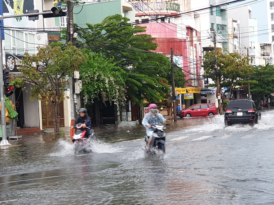 Tin nhanh - TP.Đà Nẵng: Hối hả chống mưa lũ, không quên phòng Covid-19