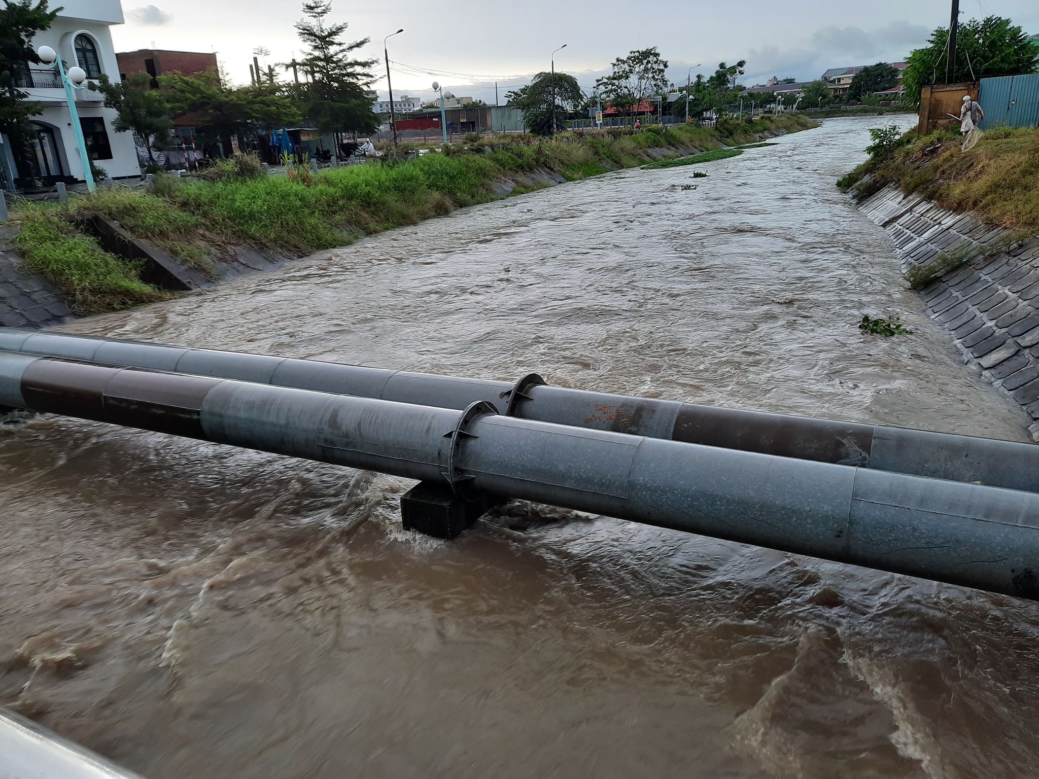 Tin nhanh - Đà Nẵng: Ngập lụt cục bộ, sét đánh vang trời trước bão số 5 (Hình 2).