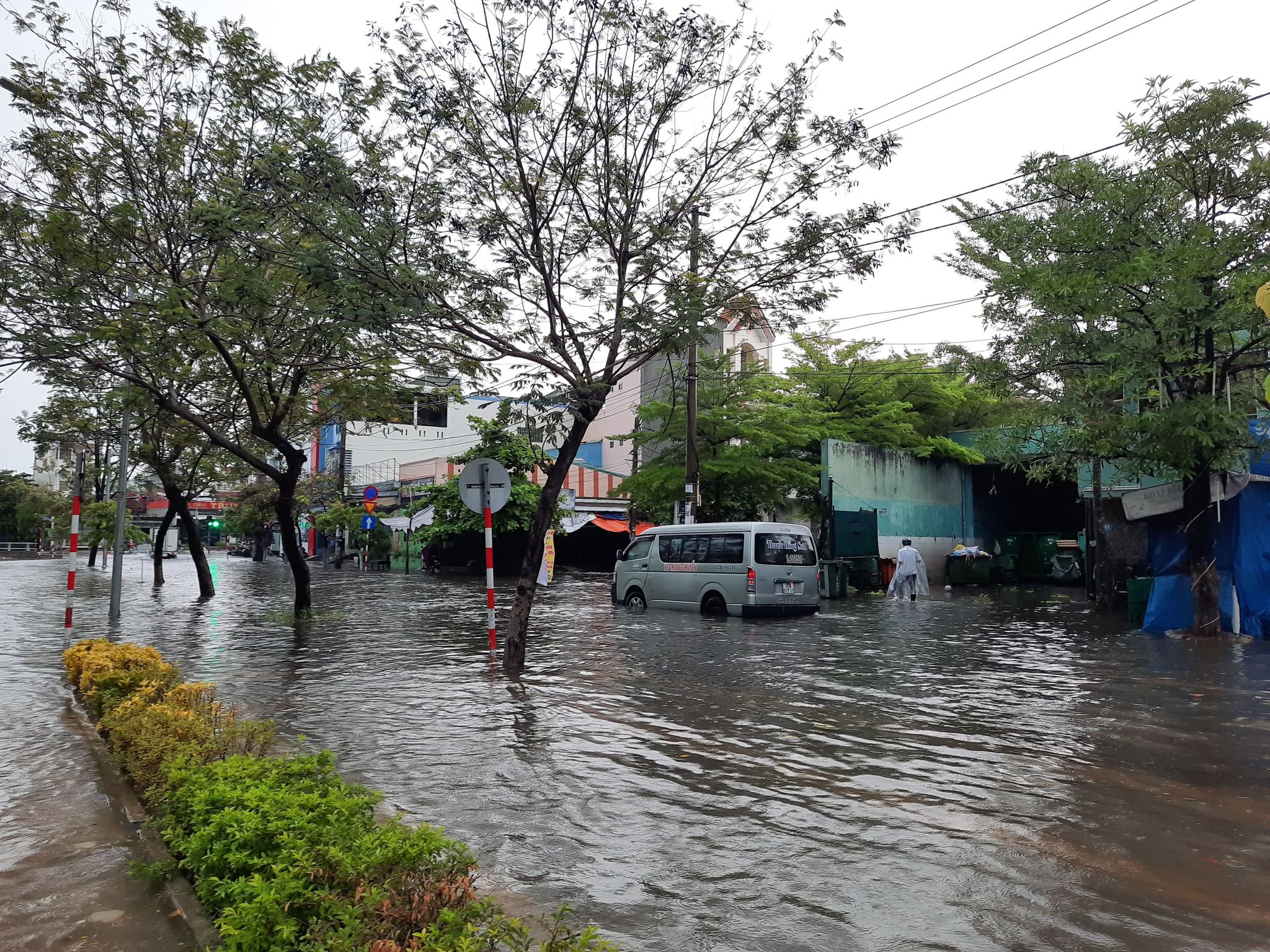 Tin nhanh - Đà Nẵng: Ngập lụt cục bộ, sét đánh vang trời trước bão số 5 (Hình 5).