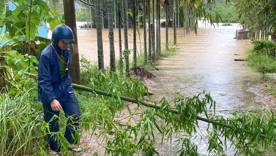 Tin nhanh - TP.Đà Nẵng: Hối hả chống mưa lũ, không quên phòng Covid-19 (Hình 2).